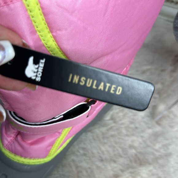 Sorel | FLURRY™ YOUTH BOOT in Blooming Pink/ Chrome Grey Size 6 - Picture 9 of 12